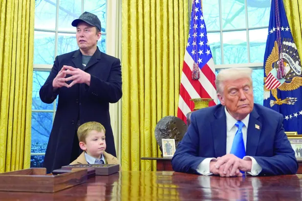 ماسك وابنه إكس في المكتب البيضاوي برفقة الرئيس ترمب خلال مؤتمر صحافي 11 فبراير (أ.ب)