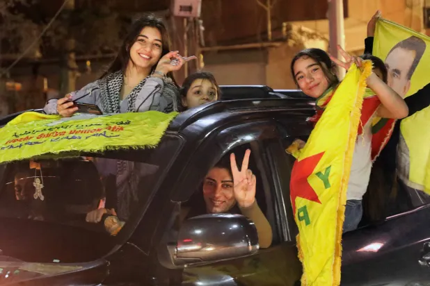 أشخاص يحتفلون بعد أن وقّعت «قسد» اتفاقاً يقضي بالاندماج في مؤسسات الدولة السورية الجديدة في القامشلي 10 مارس 2025 (رويترز)