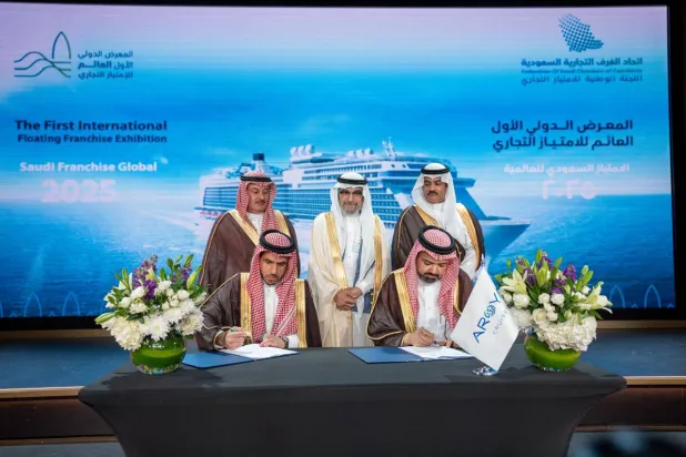 جانب من توقيع الاتفاقيات خلال المؤتمر العائم للامتياز التجاري (الشرق الأوسط)