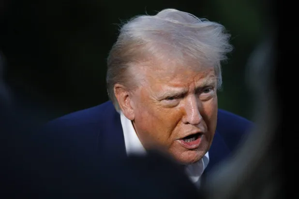 الرئيس الأميركي دونالد ترمب يتحدث لوسائل الإعلام في البيت الأبيض (د.ب.أ)