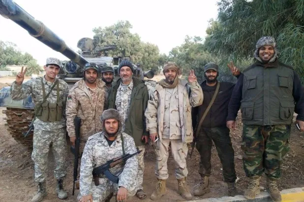 البرغثي يتوسط مجموعة من العسكريين (صفحة كلنا المهدي البرغثي ورفاقه)