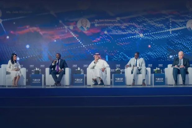 جلسة حوارية على هامش «منتدى سلاسل الإمداد العقاري» المقام في الرياض (الشرق الأوسط)