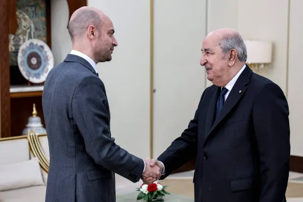 الرئيس الجزائري عبد المجيد تبون مستقبلاً في 14 أبريل وزير الخارجية الفرنسي جان نويل بارو (أ.ف.ب)