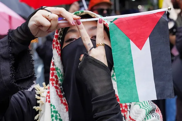 طلاب فلسطينيون يتظاهرون في جامعة واشنطن داعين إياها إلى قطع روابطها مع شركة «بوينغ» لصناعة الطائرات (رويترز)