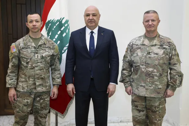 الرئيس اللبناني جوزيف عون متوسطاً الميجر جنرال الأميركي جاسبر جيفرز الذي يشارك في قيادة آلية وقف الأعمال العدائية وخلفه الميجر جنرال الأميركي مايكل ليني في قصر بعبدا جنوب بيروت (أ.ب)