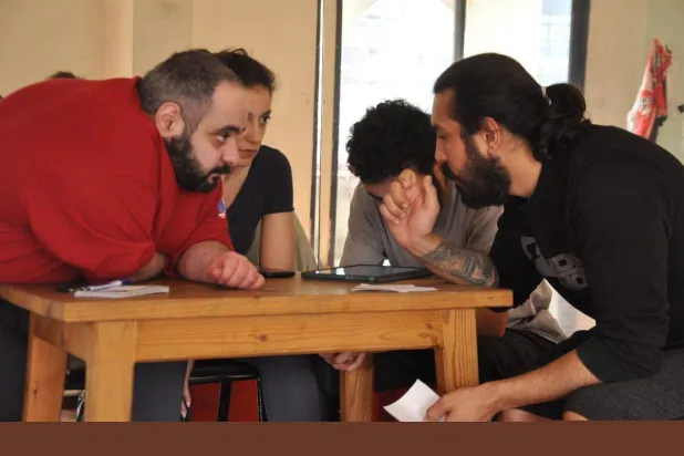 فريق المسرحية خلال التمرينات (طوني رومانوس)