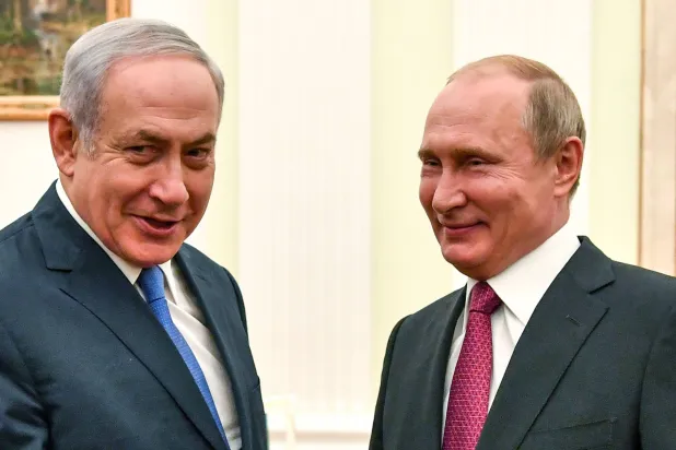 الرئيس الروسي فلاديمير بوتين يصافح رئيس الوزراء الإسرائيلي بنيامين نتنياهو خلال لقائهما في الكرملين في موسكو، روسيا 11 يوليو 2018 (رويترز)