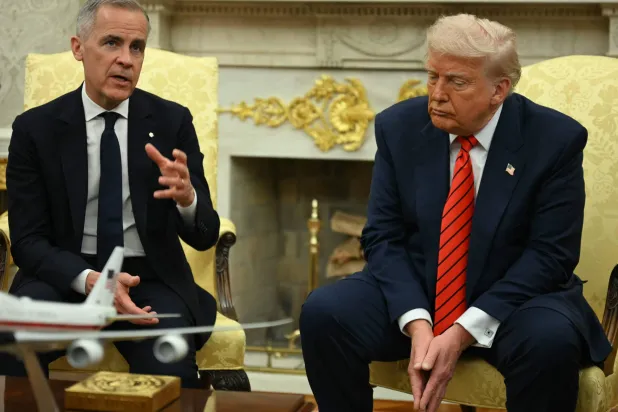 الرئيس الأميركي دونالد ترمب يستقبل رئيس وزراء كندا الجديد مارك كارني في البيت الأبيض (أ.ف.ب)