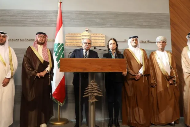 رئيس الحكومة اللبنانية نواف سلام وإلى جانبيه سفراء دول مجلس التعاون الخليجي لدى لبنان (الوكالة الوطنية)