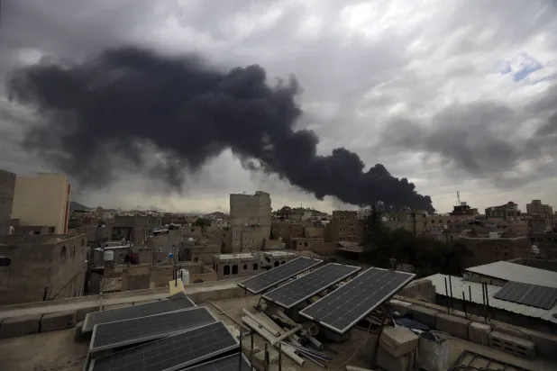 الدخان يتصاعد فوق المباني إثر الغارات الجوية الإسرائيلية في صنعاء (إ.ب.أ)