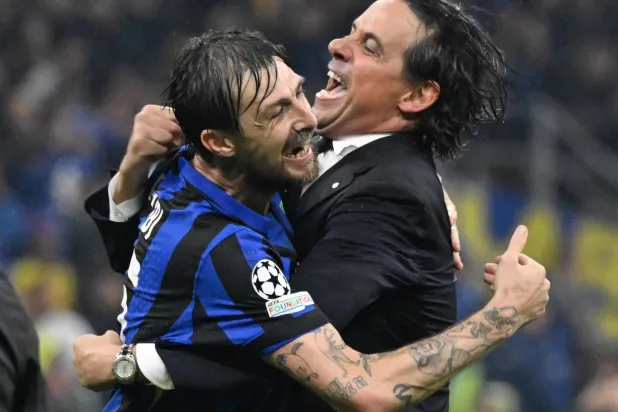 إنزاغي يحتفي مع اتشيربي عقب التأهل (إ.ب.أ)