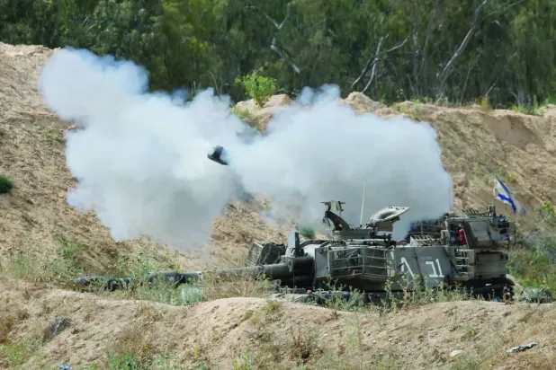 Dün Gazze'ye doğru ateş açan bir İsrail topçusu (Reuters)
