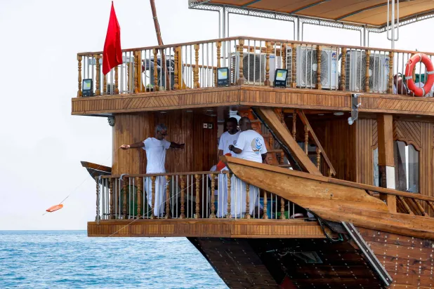 مسابقة للصيد التقليدي للأسماك في قطر على ضفاف الخليج العربي (أ.ف.ب)