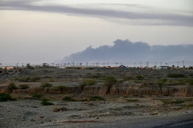  4 Mayıs 2025'teki drone saldırısının ardından Port Sudan Havalimanı'ndan dumanlar yükseliyor (AFP)
