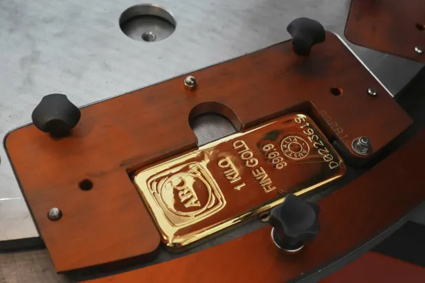 سبائك ذهب وزنها كيلوغرام بنسبة نقاء 99.99 % جاهزة للبيع في مصفاة «إي بي سي» في سيدني (أ.ب)