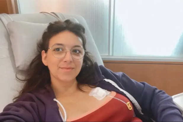 إيما ديميري في صورة عام 2021 خلال جلسة علاج بالعلاج المناعي (فوكس نيوز)