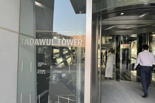 زوار لبرج «تداول» في مركز الملك عبد الله المالي بالرياض (الشرق الأوسط)