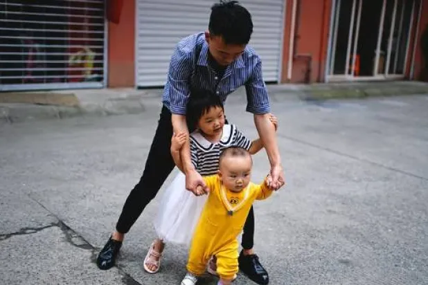 الأطفال الذين يستغرقون وقتاً أطول في تعلم المشي قد يكونون أكثر تفوقاً في المدرسة (رويترز)