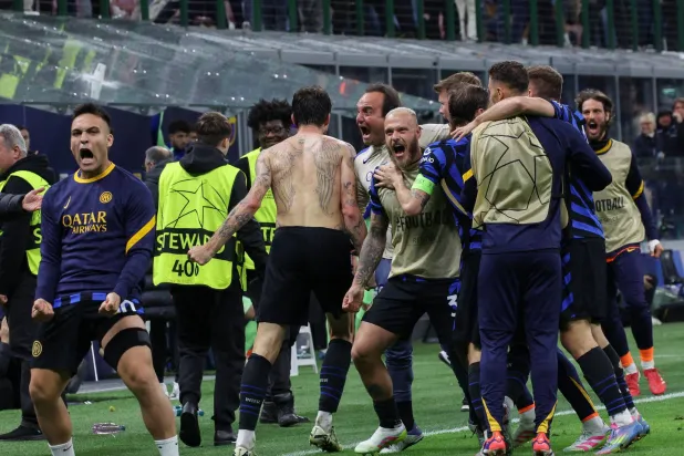 احتفال فرانشيسكو لاعب إنتر بتسجيله هدف التعادل الثالث (إ.ب.أ)