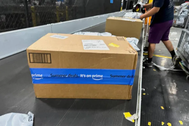 أحد الطرود لدى مركز توزيع يتبع «أمازون» في نيويورك (رويترز)