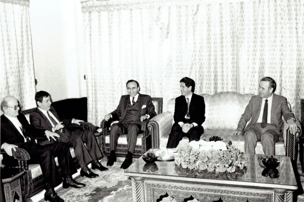 جان عبيد (يسار الصورة) خلال لقاء جمع (من اليمين) حافظ الأسد وأمين الجميل وإيلي سالم وعبد الحليم خدام (أرشيف جان عبيد)