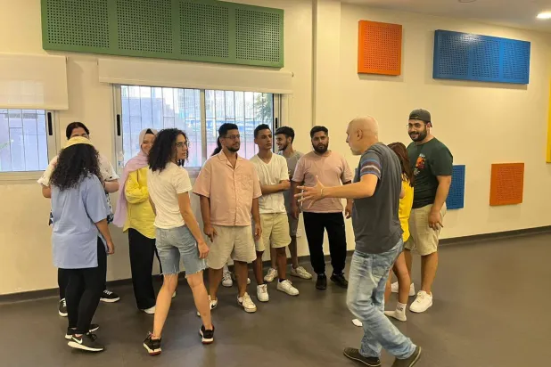 تتنقّل المسرحية في مختلف المناطق اللبنانية (سيناريو)