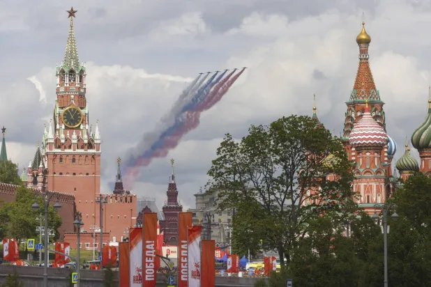 طائرات الدعم الجوي الروسية «سوخوي سو-25» تحلق فوق الكرملين (إ.ب.أ)