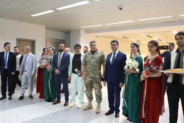 وزير الإعلام بول مرقص مستقبلاً الإماراتيين في مطار رفيق الحريري الدولي (الوكالة الوطنية للإعلام)