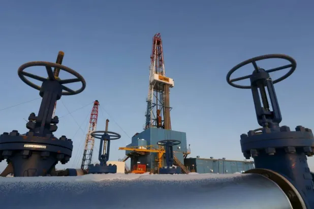 صمامات في خط أنابيب غاز في منشأة روسية (رويترز)