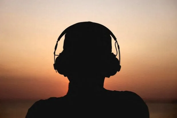 الاستماع إلى موسيقى هادئة أو أصوات الطبيعة يساعد في تهدئة عقلك (رويترز)