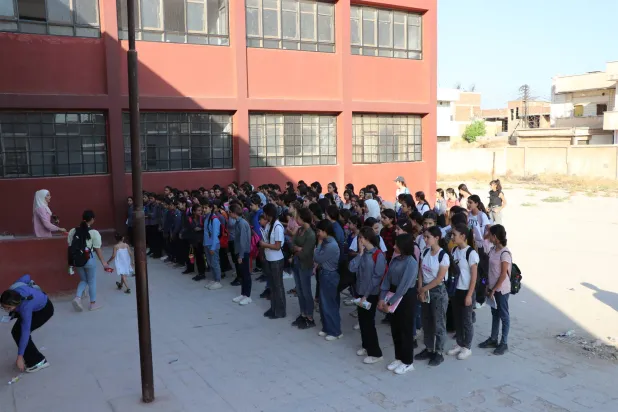 طالبات كرديات في بهو مدرسة (صقر بن قريش) قبل بدء الدوام الدراسي (الشرق الأوسط)