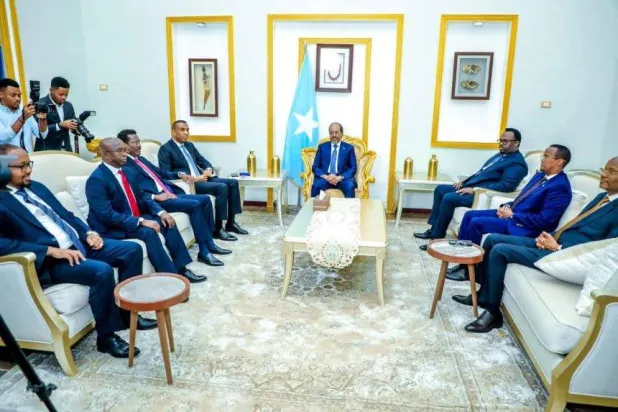الرئيس الصومالي حسن شيخ خلال أعمال منتدى التشاور الوطني في مقديشو (وكالة الأنباء الصومالية)