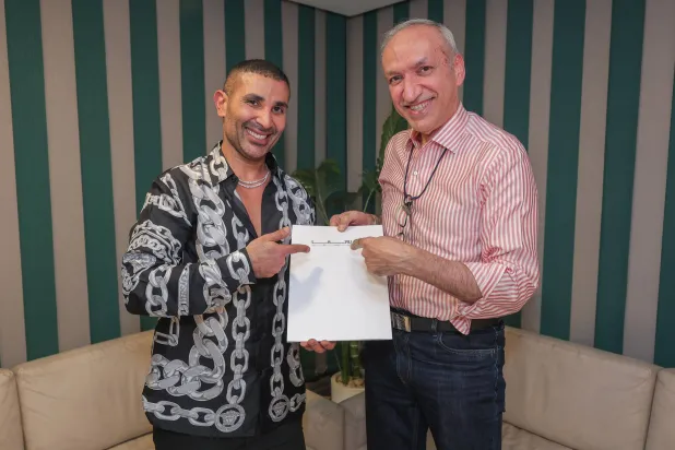 الفنان أحمد سعد مع سالم الهندي الرئيس التنفيذي لشركة روتانا - (شركة روتانا)
