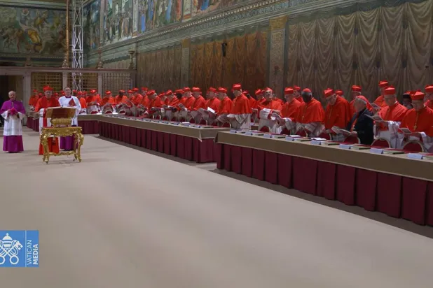 يصلون في «الكابيبلّا سيستينا» قبل البدء في عملية التصويت (إ.ب.أ)