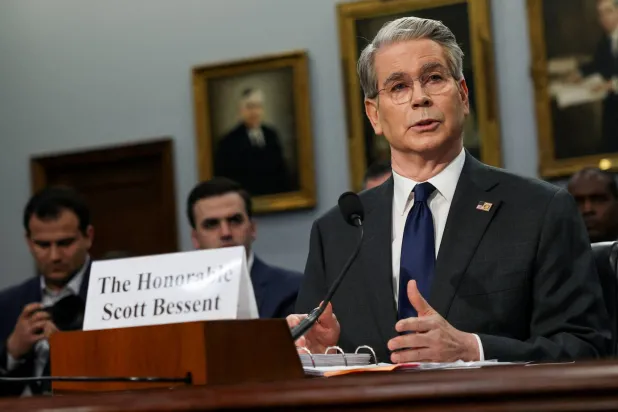 سكوت بيسنت يدلي بشهادته أمام لجنة فرعية بمجلس النواب في الكابيتول... 6 مايو 2025 (رويترز)