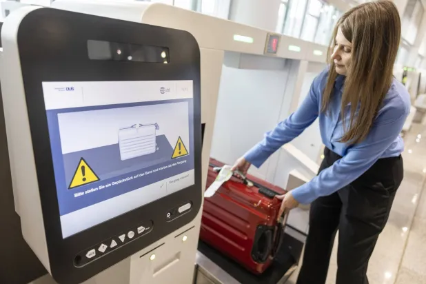 دفع رسوم إضافية لقاء وزن الحقائب الزائد مكلفة جدا (غيتي) 