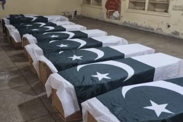 صورة لنعوش ضحايا الهجوم الصاروخي الهندي على بنجاب الباكستانية في 7 مايو (أ.ب)