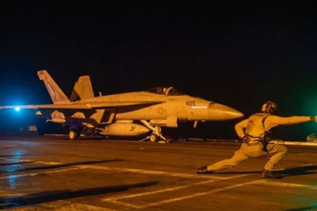 مقاتلة تقلع من فوق متن حاملة طائرات أميركية لضرب الحوثيين في اليمن (الجيش الأميركي)