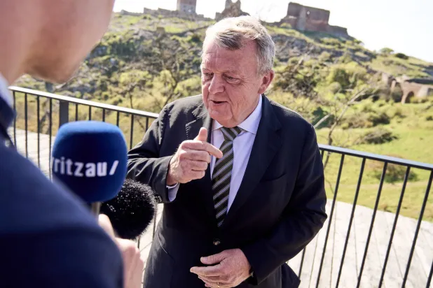 وزير الخارجية الدنماركي لارس لوكه راسموسن يتحدث لوسائل إعلام (إ.ب.أ)