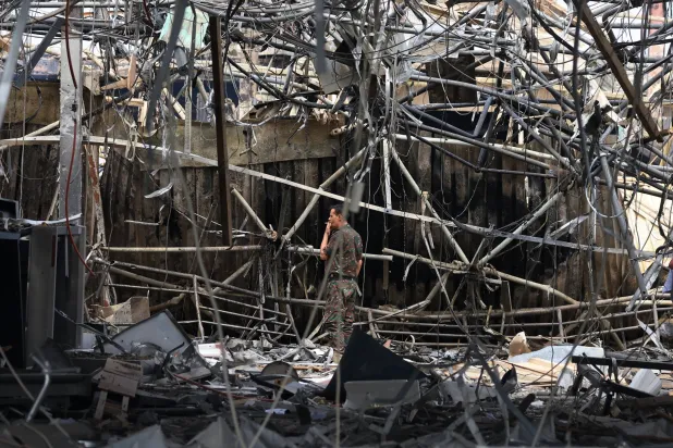 جانب من الدمار جراء الغارات الأميركية على صنعاء أمس (إ.ب.أ)