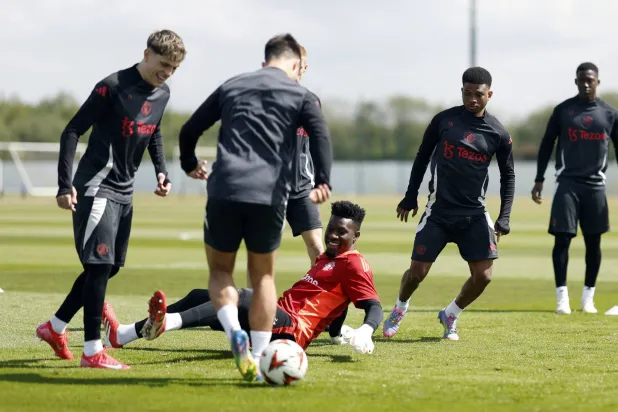 لاعبو يونايتد خاضوا تدريبات الأمس بمرح قبل مواجهة بلباو الحاسمة (رويترز)