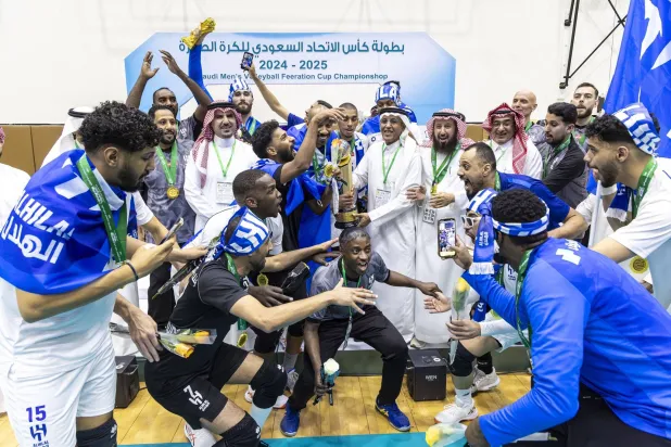 لاعبو طائرة الهلال خلال التتويج باللقب (الاتحاد السعودي للكرة الطائرة)