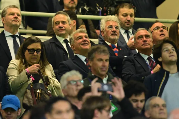 خوان لابورتا خلال حضوره مباراة إنتر وبرشلونة (رويترز)