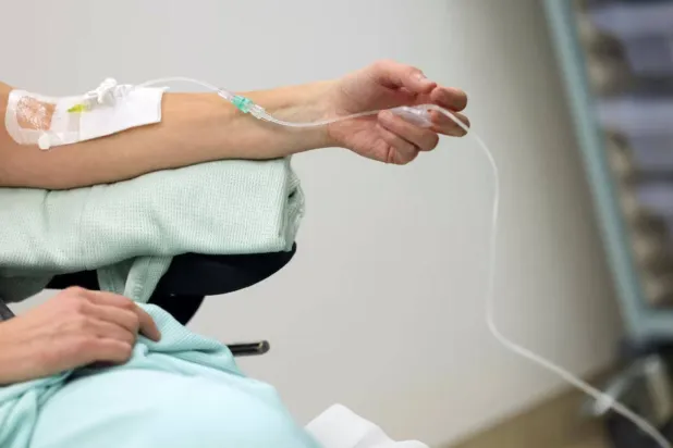 مريضة سرطان تتلقى حقنة علاجية (أرشيفية - رويترز)