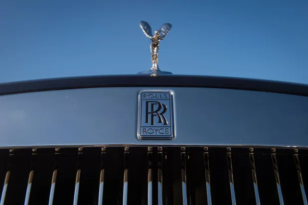 شعار «رولز رويس» على غطاء محرك سيارة «رولز رويس داون» في لندن (د.ب.أ)