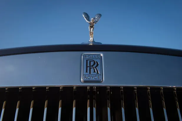 Londra'da bir Rolls-Royce Dawn'ın kaputundaki Rolls-Royce logosu (DPA)