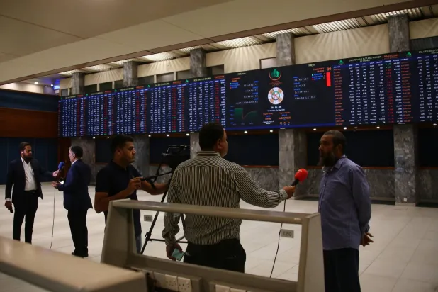 متداولون يراقبون أسعار الأسهم في بورصة باكستان في كراتشي (إ.ب.أ)