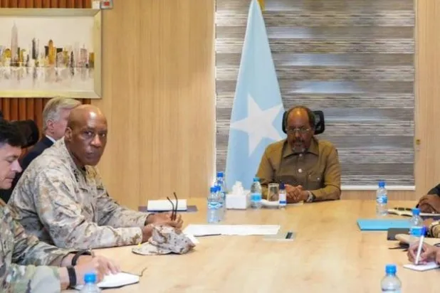 لقطة من لقاء رئيس جمهورية الصومال حسن شيخ محمود بالعاصمة مقديشو مع قائد «القيادة الأميركية في أفريقيا - أفريكوم» الجنرال مايكل لانغلي (متداولة)