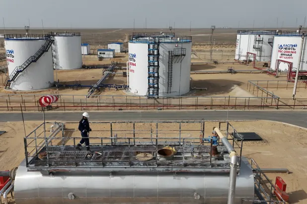 خزانات تخزين في حقل أيرانكول النفطي الذي تديره شركة «كاسبي نفت» بمنطقة أتيراو بكازاخستان (رويترز)