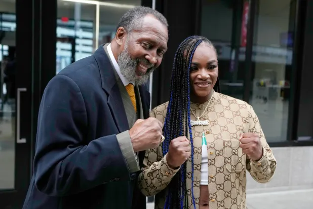 كلاريسا شيلدز تقف لالتقاط صورة مع توماس هيارنس (أ.ب)